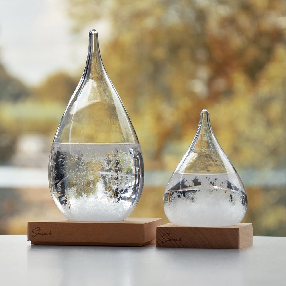 Storm Glass Drop Small – Μικρό Διακοσμητικό Βαρόμετρο σε Σχήμα Σταγόνας με Ξύλινη Βάση (13.5 cm)