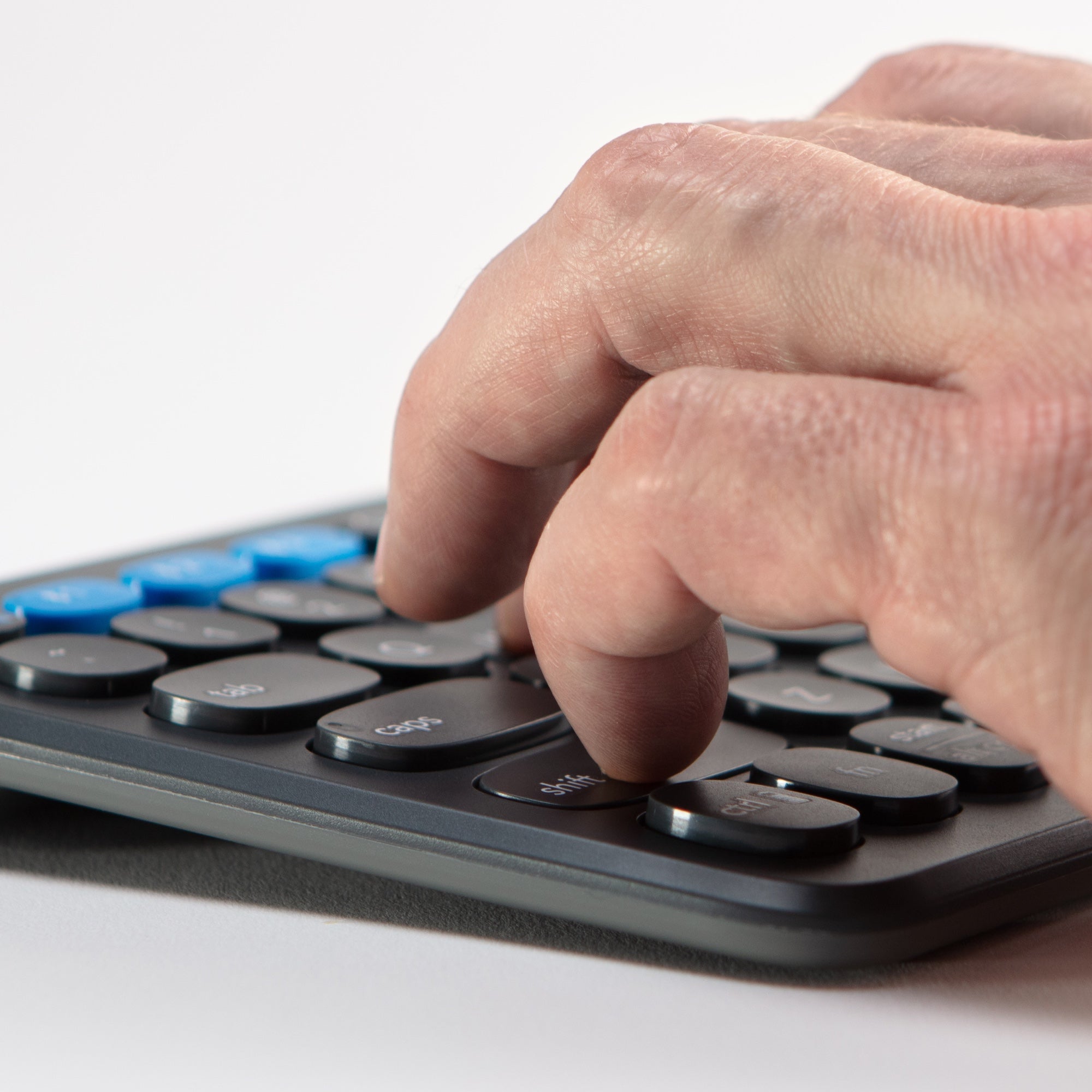 Zagg Ασύρματο Mid-Sized Πληκτρολόγιο Pro Keyboard 15 (2023) με ασύρματη φόρτιση σε μαύρο/γκρι χρώμα (UK Layout) - 103211034