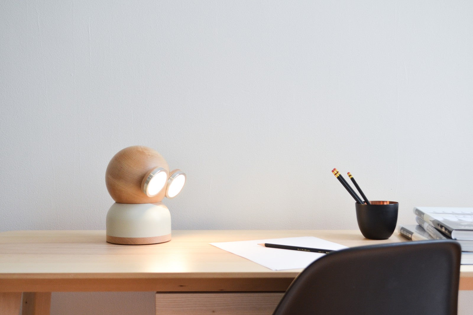 Designnest® GoggleLamp |Mr Watt| Επιτραπέζιο Φωτιστικό από ξύλο σφενδάμου και αλουμίνιο με ρύθμιση φωτεινότητας αφής (red/wood)