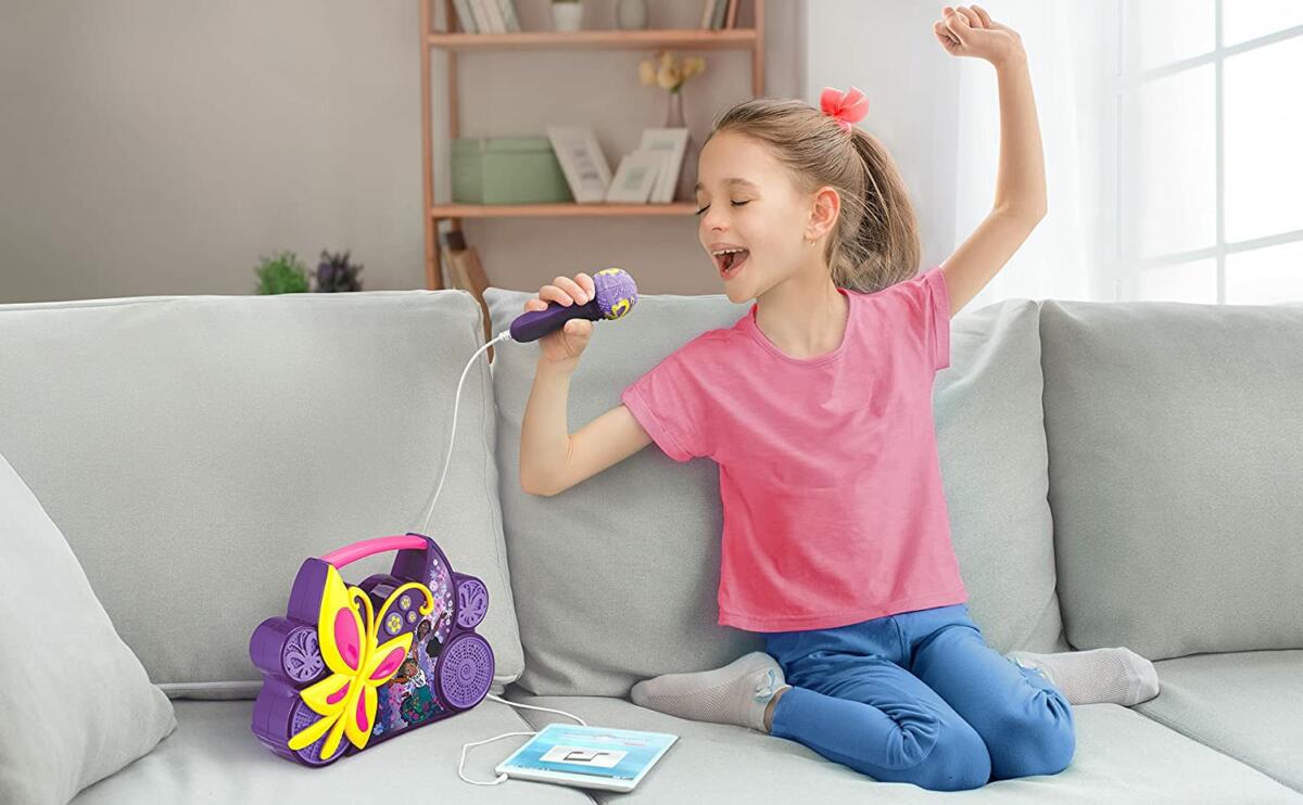 eKids Encanto Boombox Karaoke & Ενσύρματο Μικρόφωνο για παιδιά με ενσωματωμένη μουσική, φωτισμό, Sound Effects (EN-115) (Κίτρινο/Μωβ/Ροζ)