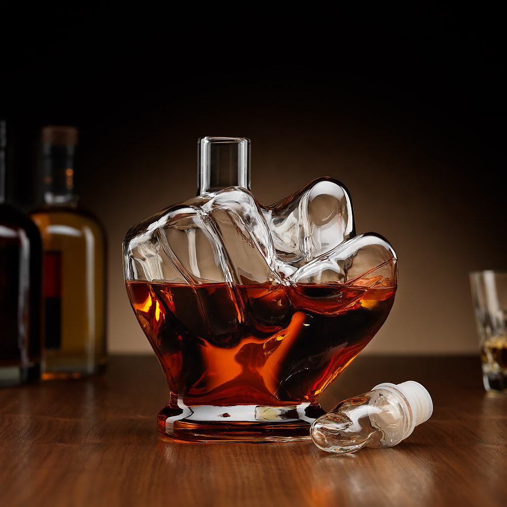 The Source Middle Finger Decanter - Άσεμνη Κανάτα με υψωμένο το Μεσαίο Δάχτυλο