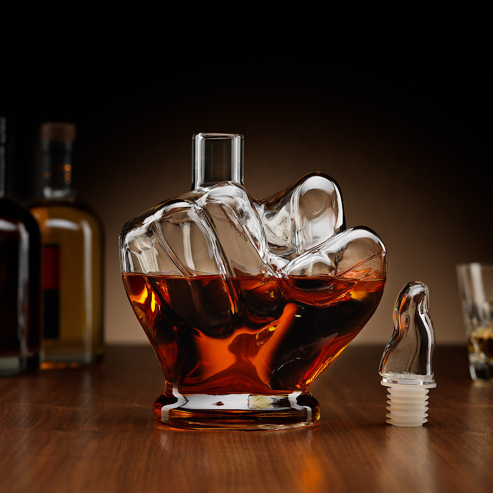 The Source Middle Finger Decanter - Άσεμνη Κανάτα με υψωμένο το Μεσαίο Δάχτυλο