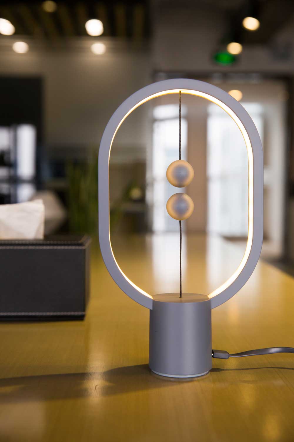 DesignNest Heng Balance Mini |Plastic Lamp Ellipse| Διακοσμητική λάμπα με μαγνητικό διακόπτη (Light Grey)
