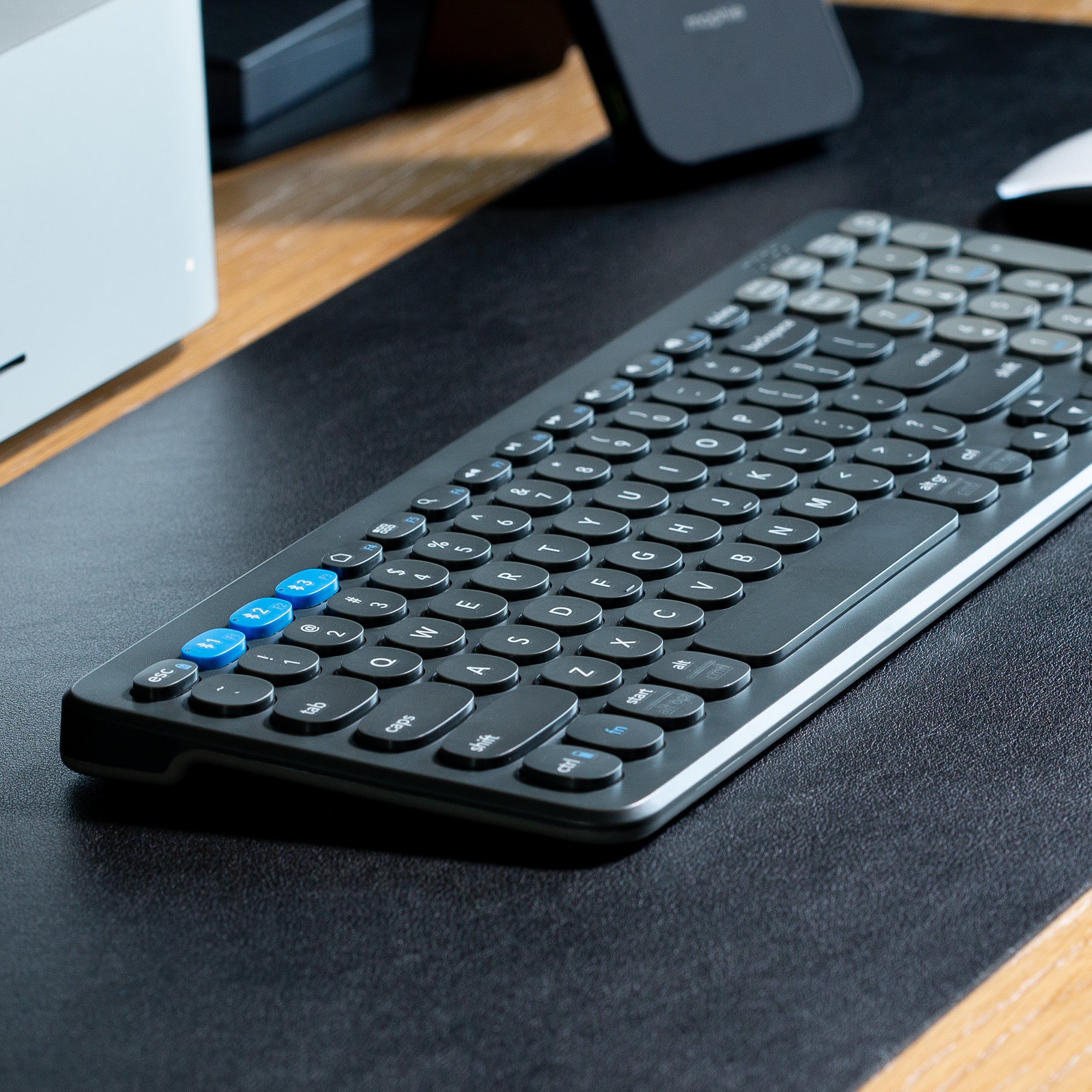 Zagg Ασύρματο Mid-Sized Πληκτρολόγιο Pro Keyboard 15 (2023) με ασύρματη φόρτιση σε μαύρο/γκρι χρώμα (UK Layout) - 103211034