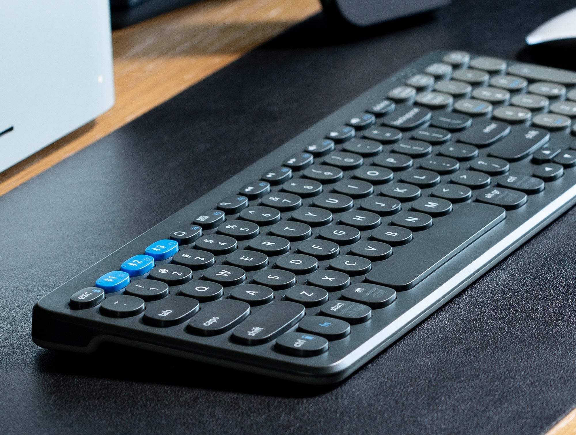 Zagg Ασύρματο Mid-Sized Πληκτρολόγιο Pro Keyboard 15 (2023) με ασύρματη φόρτιση σε μαύρο/γκρι χρώμα (UK Layout) - 103211034
